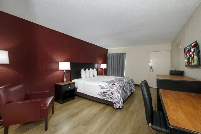 غرفة سوبيريور بسرير كينج بإطلالة على المسبح للمدخنين، Red Roof Inn Hot Springs 2/10