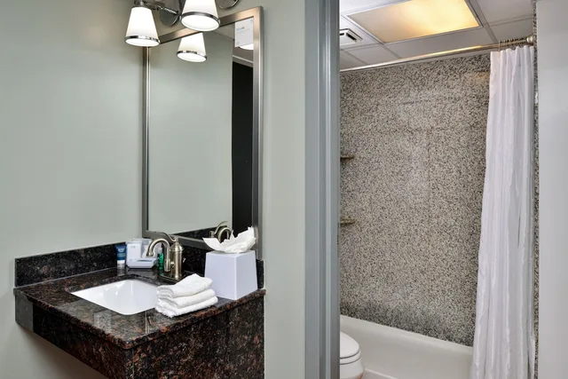 Suite, 2 Queen Beds, Ocean Front, Sofa, Balcony، Four Points By Sheraton Virginia Beach Oceanfront 5/6