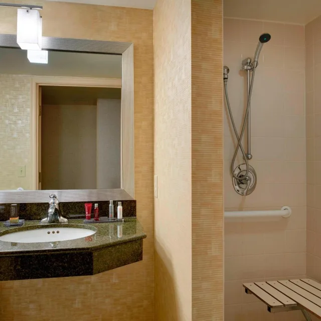 غرفة بسرير كينج بحوض استحمام لذوي الإعاقة، Marriott Milwaukee West 7/8
