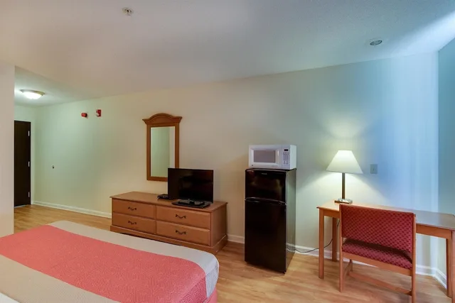 غرفة قياسية بسرير كينج، Motel6 Hinesville, GA 9/10