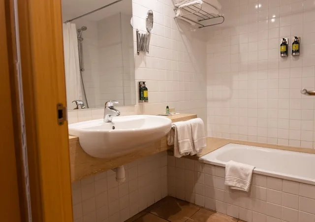 جناح جونيور بسرير مزدوج بإطلالة على المسبح بشرفة مع أريكة، NM Suites 8/8