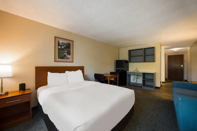 غرفة قياسية بسرير كوين بمطبخ صغير، Suburban Studios Canon City, CO 5/10