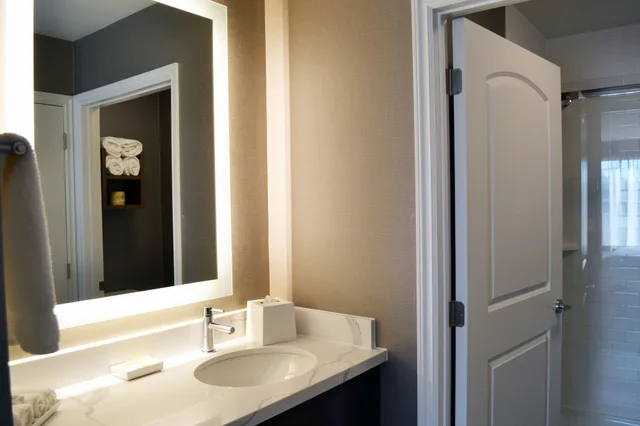 جناح بغرفة نوم واحدة بمطبخ بحوض استحمام لذوي الإعاقة، Staybridge Suites Red Deer North 3/4