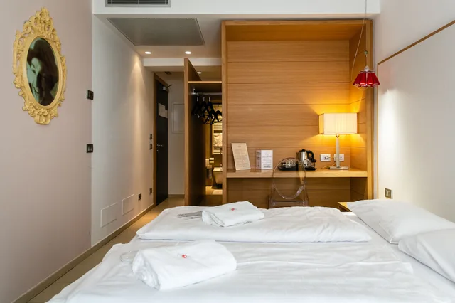 غرفة ديلوكس بسرير كوين وسرير فردي، Boutique Exclusive B&B Trento 2/10