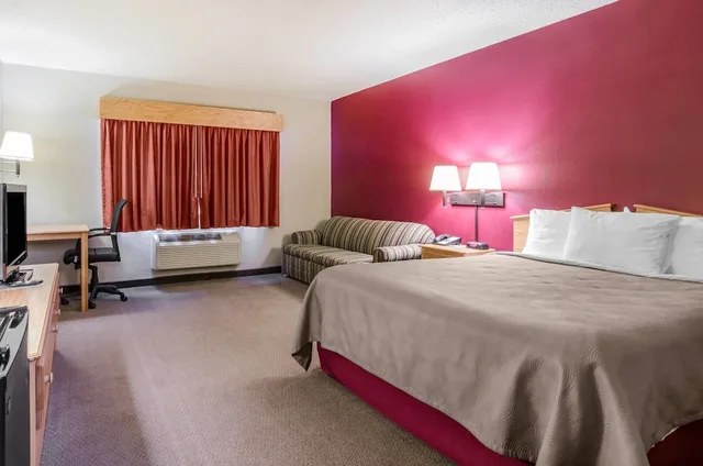غرفة قياسية بسرير كوين مع أريكة، Rodeway Inn Hesston, KS 2/10