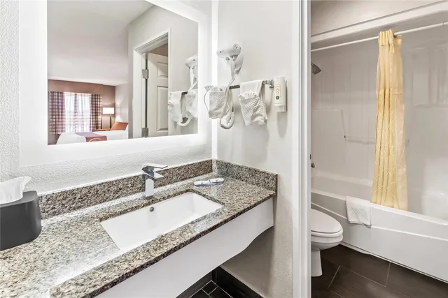 غرفة بسريرين كوين للمدخنين، Quality Inn & Suites near Robins Air Force Base 7/7