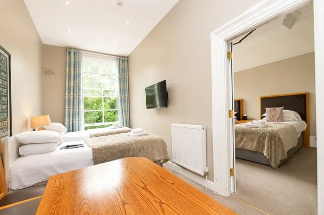 غرفة جونيور بسرير كينج وسريرين منفصلين، Hedley House Hotel 2/9