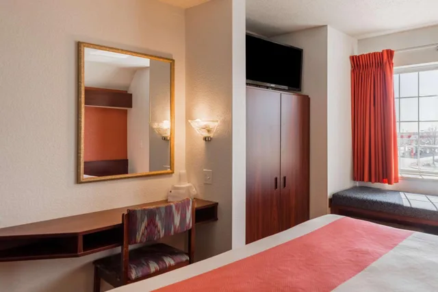 غرفة بسرير كوين للمدخنين لذوي الإعاقة، Motel6 Olathe, KS 3/7