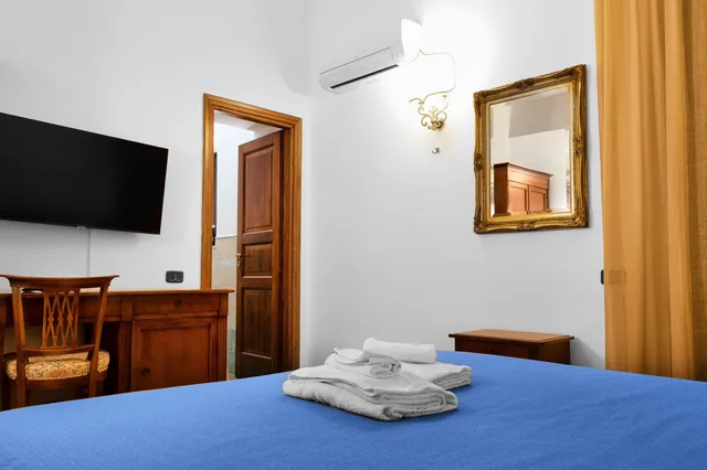 Deluxe, Quadruple, Double and Twin Beds, Castle View, Patio, Hotel Villa de Pasquale 2/6