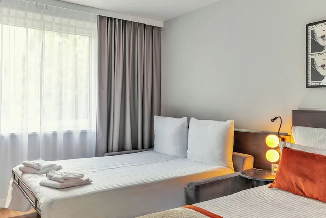 غرفة عائلية بسرير كينج مع أريكة، Leonardo Hotel Hannover Medical Park 5/10