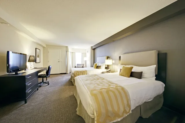 Coast, Superior, 2 Queen Beds, Valley View، Coast Kamloops Hotel And Conference Centre 2/5