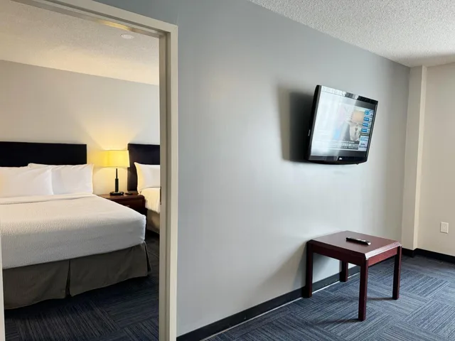 جناح عائلي، Divya Sutra Plaza and Conference Centre Calgary Airport 8/10