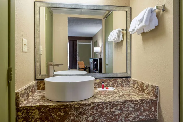 غرفة بسرير كينج للمدخنين، Super 8 by Wyndham Perrysburg - Toledo 3/3