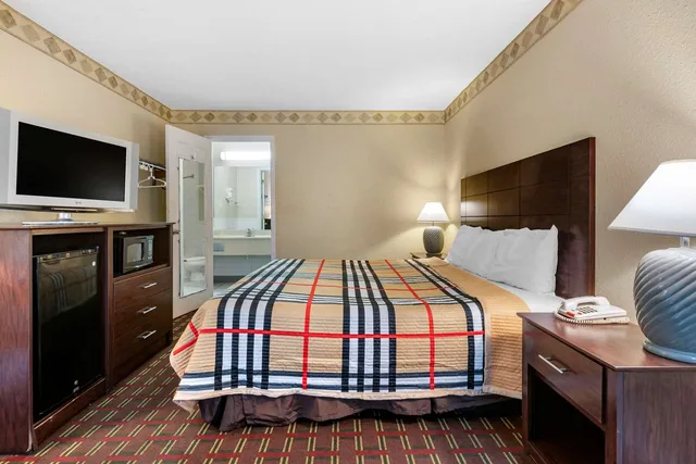 غرفة بسرير كينج للمدخنين، Rodeway Inn New Port Richey 1/2