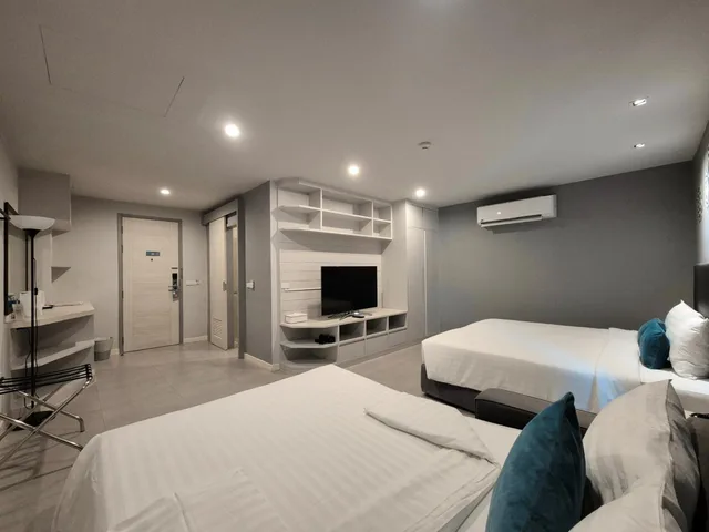 غرفة عائلية، The Crib Patong 1/10