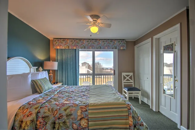 جناح بسرير كوين بغرفة نوم واحدة مع أريكة، Colonial Acres Resort 5/8