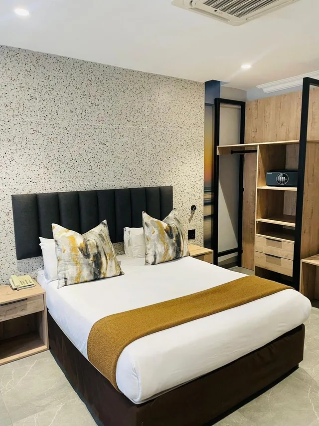 غرفة غراند ديلوكس بسرير مزدوج، Pavilion Hotel & Conference Centre 1/5