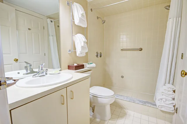 غرفة قياسية بسريرين منفصلين وسرير كينج بـ3 غرف نوم مع أريكة، Club Wyndham Newport Onshore 8/10
