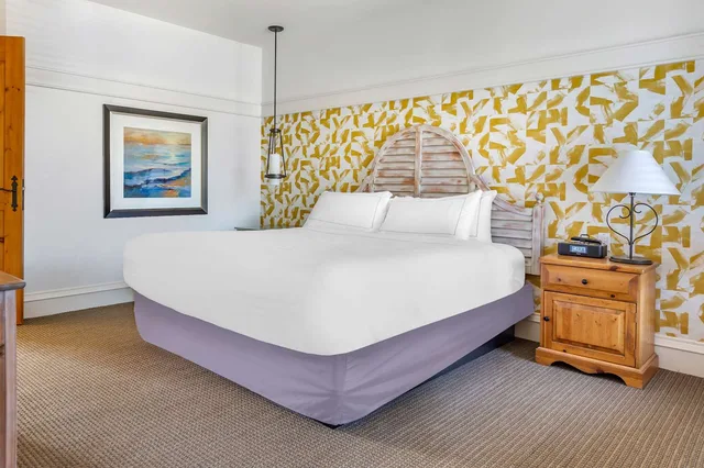 غرفة بسرير كينج بغرفتي نوم مع أريكة، Hilton Grand Vacations Club Tremblant Canada 1/3