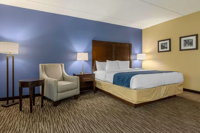 Efficiency, King Bed, Accessible، Suburban Studios Arlington Heights - Elk Grove 1/4