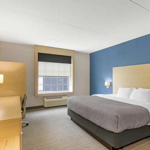غرفة بسرير كينج لذوي الإعاقة، Quality Inn & Suites Oakville 4/8