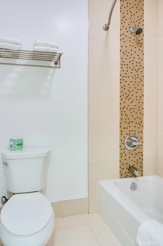 غرفة رباعية، Eden Roc Inn Suites 2/3