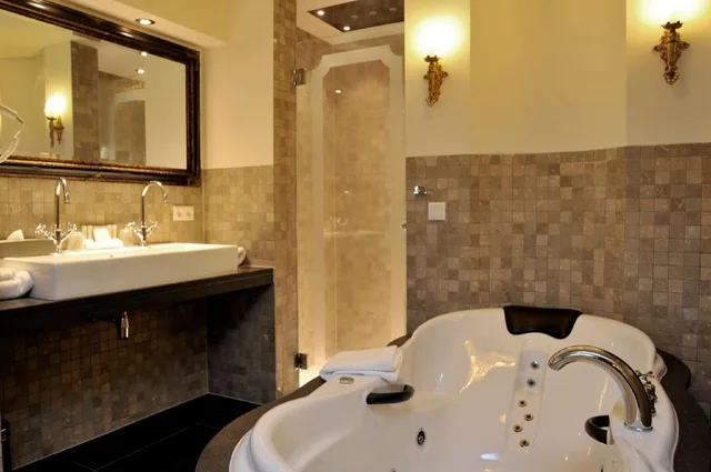 Theme, Superior, Suite, King Bed, Sofa, Living Area, Golden Tulip West Ende 3/6