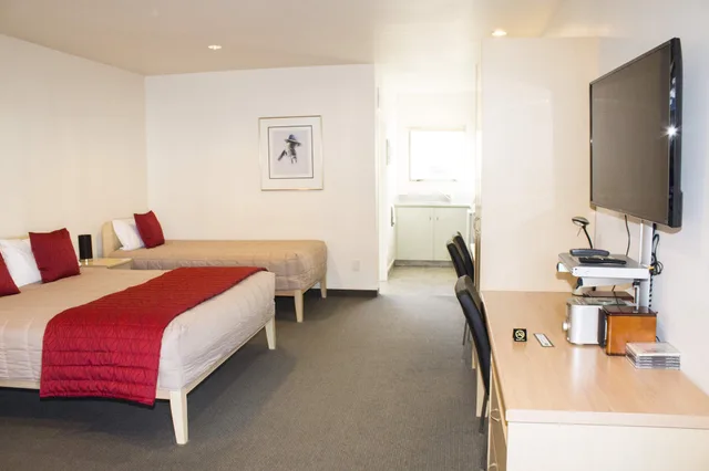 Luxury, Studio, 1 King and 1 Single Beds, Jetted Tub, Jasmine Court Motel 3/9