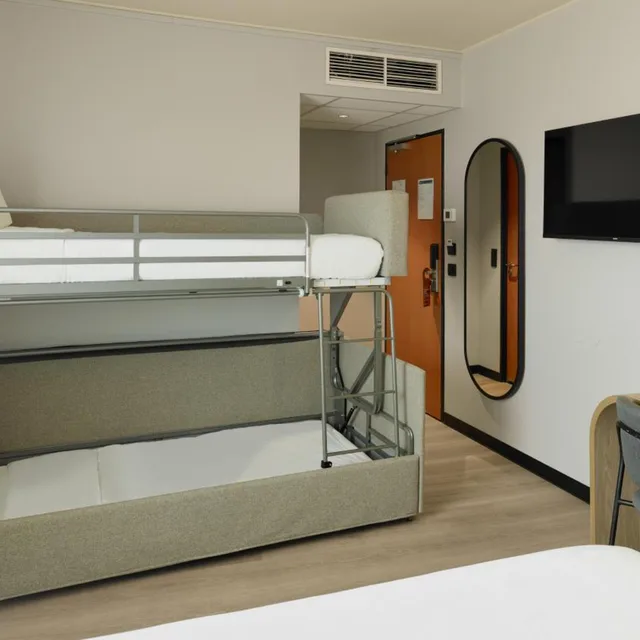 غرفة قياسية بسرير بطابقين وسرير كوين مع أريكة، Hotel Campanile Marne La Vallee Bussy Saint Georges 8/8