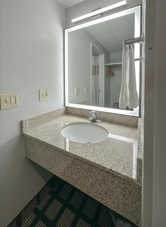 غرفة ديلوكس بسرير كوين لذوي الإعاقة، Baymont by Wyndham Queensbury / Lake George 10/10