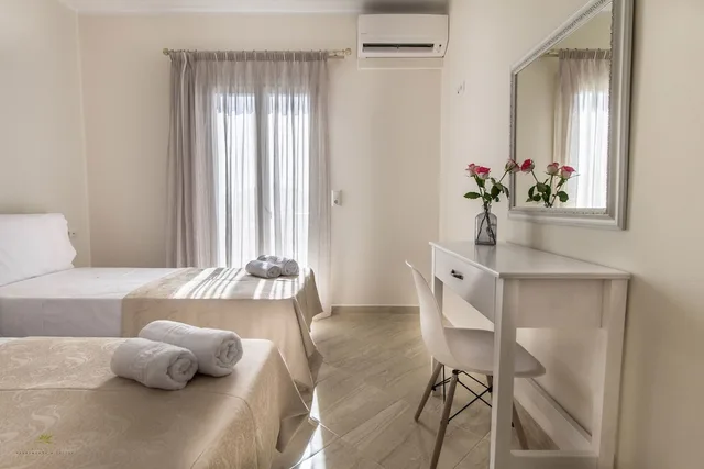 شقة ديلوكس بسرير مزدوج وسريرين منفصلين بإطلالة على البحر، Iphimedeia Apartments Suites 3/5