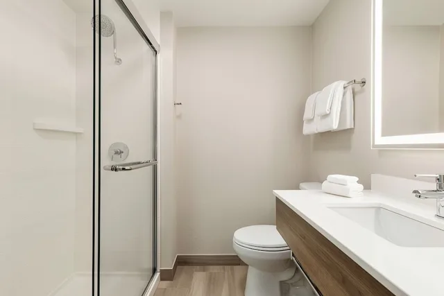 غرفة قياسية بسرير كوين، Holiday Inn Express Baltimore At the Stadiums 2/2