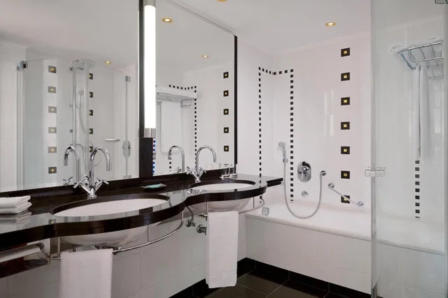Westin, Club, Guest Room, Queen Bed، The Westin Grand Munich 5/5