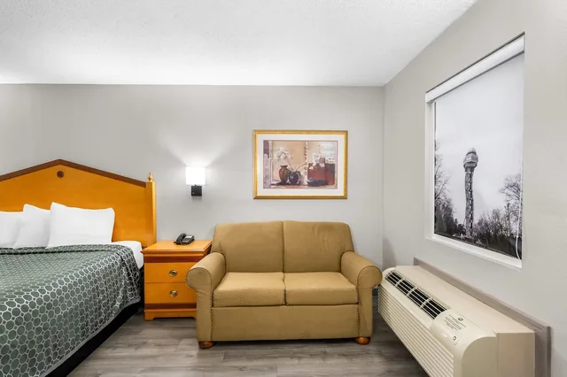غرفة بسرير كينج لذوي الإعاقة، Rodeway Inn Hot Springs National Park Area 3/8