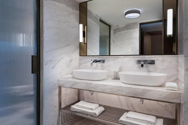جناح رئاسي تنفيذي بسرير كينج بإطلالة على البحر بغرفة نوم واحدة مع دخول الصالة، Izmir Marriott 2/4