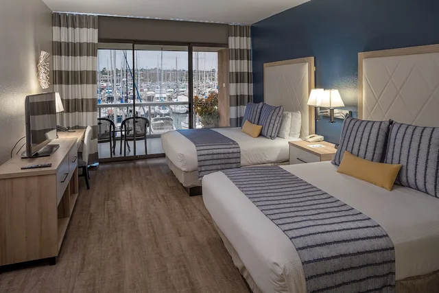 غرفة قياسية بسريرين كوين بإطلالة على المرسى في الطابق الأرضي، Bay Club Hotel & Marina 1/1