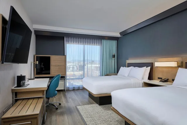 غرفة قياسية بسريرين كوين لذوي الإعاقة، Courtyard by Marriott Denver Downtown West 1/2
