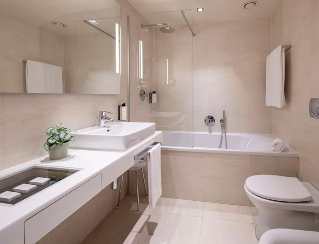 غرفة قياسية رباعية بسرير كينج وسريرين منفصلين، Best Western Plus Tower Hotel Bologna 7/8