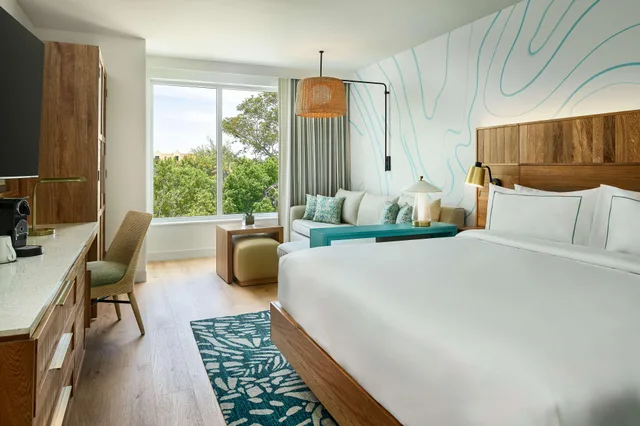 جناح بسرير كينج لذوي الإعاقة، Faro Blanco Resort Marathon Florida Keys, Curio by Hilton 1/6