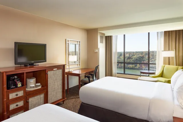غرفة قياسية بسريرين مزدوجين بإطلالة على البحيرة، Holiday Inn Austin Town Lake Hotel 3/4