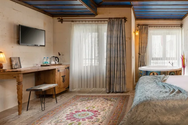 Stone, Deluxe, Suite, Queen Bed, Acer Cave Hotel 8/10