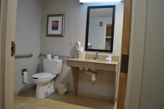 غرفة بسريرين مزدوجين بحوض استحمام لذوي الإعاقة، Best Western Owego Inn 3/3