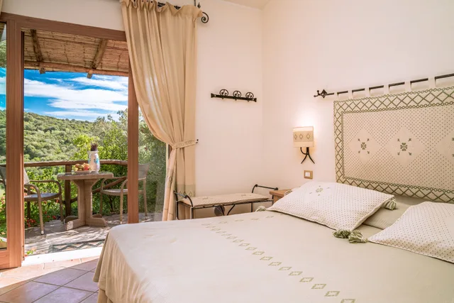غرفة قياسية ثلاثية بسرير كينج وسرير فردي بإطلالة على الحديقة، Aldiola Country Resort 1/5