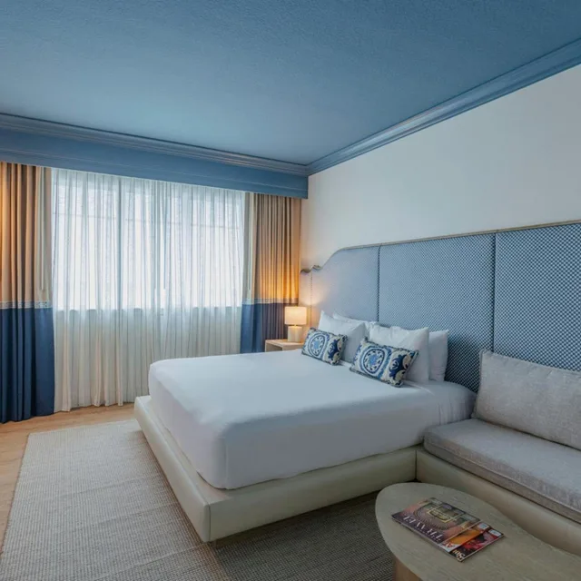 غرفة داخلية بسرير كينج بشرفة، The Seagate Hotel Spa 1/4