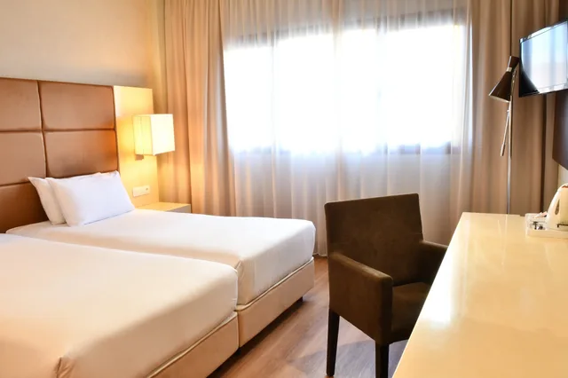 غرفة قياسية بسريرين منفصلين لذوي الإعاقة، Holiday Inn Madrid Las Tablas 1/3