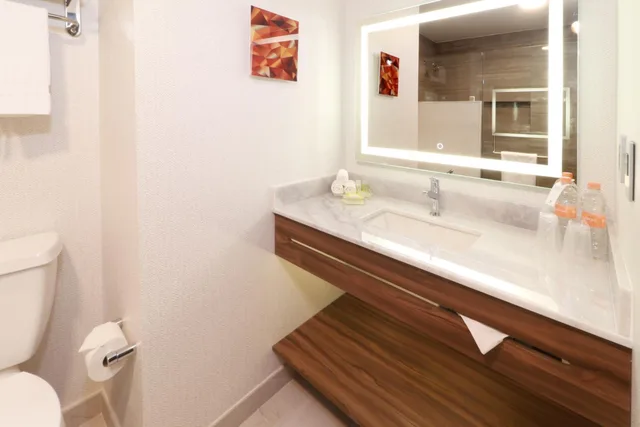 جناح جونيور، Holiday Inn And Suites Monterrey Apodaca Zona Airport 2/3