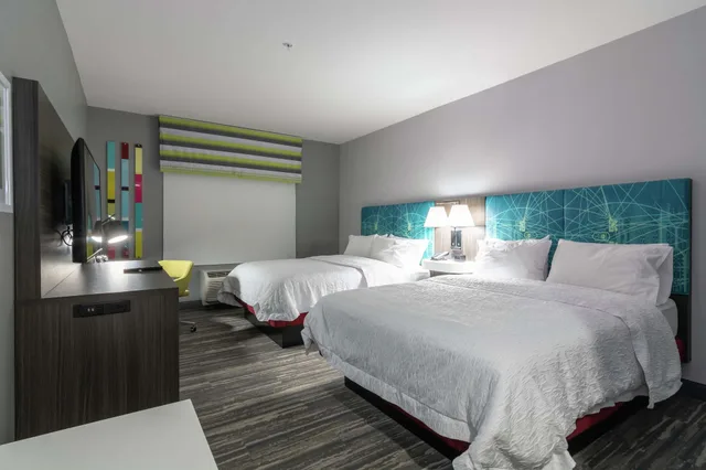 غرفة بسريرين كوين مع أريكة لذوي الإعاقة، Hampton Inn & Suites Dallas East TX 2/3