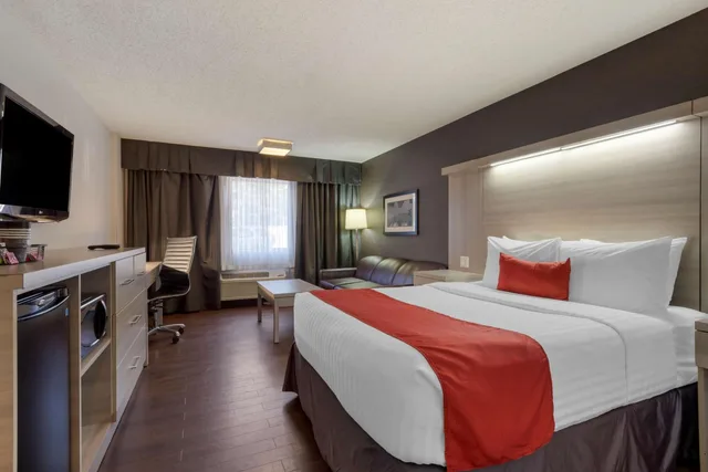 Room, Queen Bed, Pet Friendly, Village Park Inn Calgary 1/7