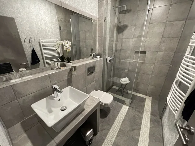 غرفة بريميوم بسرير كينج وسريرين منفصلين، Smart Hotel Budapest 1/2
