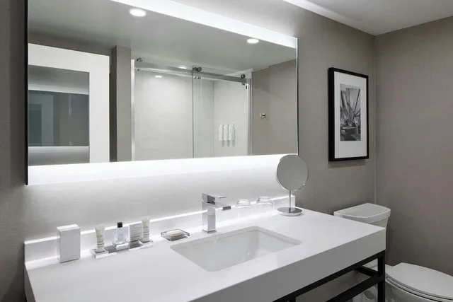 غرفة كلوب بسريرين كوين، Toronto Airport Marriott 3/4